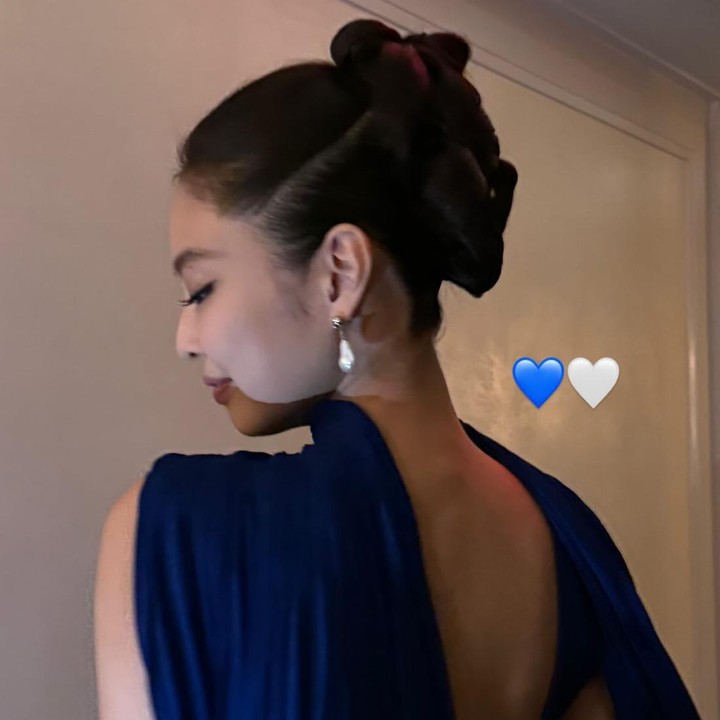 <p>Penampilan Jennie BLACKPINK dilengkapi dengan sepasang anting yang menonjolkan penampilannya. Gaya rambut <em>updo</em> semakin membuatnya jadi pusat perhatian.  (Foto: Instagram @jennierubyjane)</p>