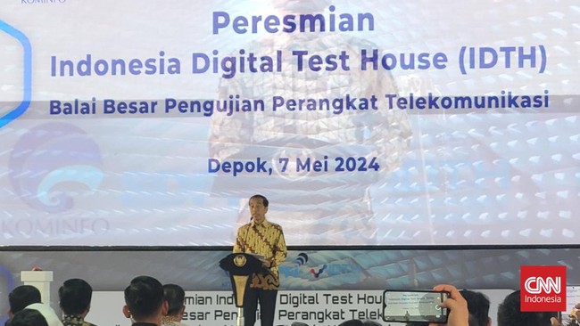 Presiden Jokowi meresmikan Indonesia Digital Test House (IDTH), lab telekomunikasi terbesar se-Asia Tenggara di Depok, Jawa Barat, Selasa (8/5).