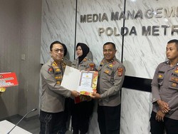 Ikut Andil Ungkap Pencurian 37 Motor, Kasi Humas Polsek Tambora Diberi Award