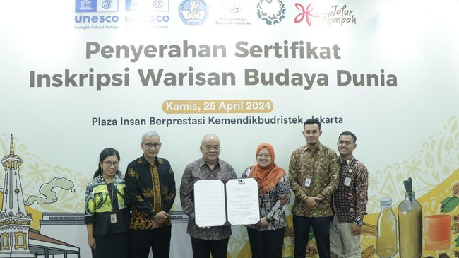 Dua warisan budaya Indonesia, Sumbu Filosofis Yogyakarta dan Budaya Sehat Jamu, resmi diakui UNESCO sebagai Warisan Budaya Dunia dan Warisan Budaya Takbenda.