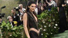 Kendall Jenner Jadi yang Pertama Kenakan Gaun Klasik Givenchy Ini
