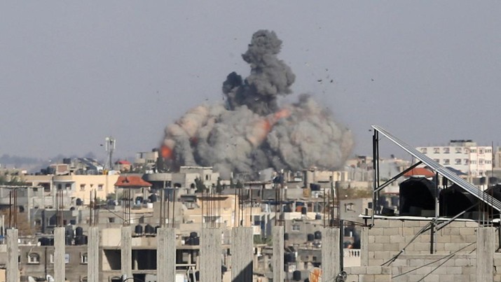 Kepulan asap terlihat usai tentara Israel melakukan serangan di Rafah di selatan Jalur Gaza, Senin (6/5/2024). (REUTERS/Hatem Khaled)
