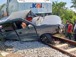 Mobil Sempat Digedor-gedor Warga Sebelum Tertabrak KA di Pasuruan