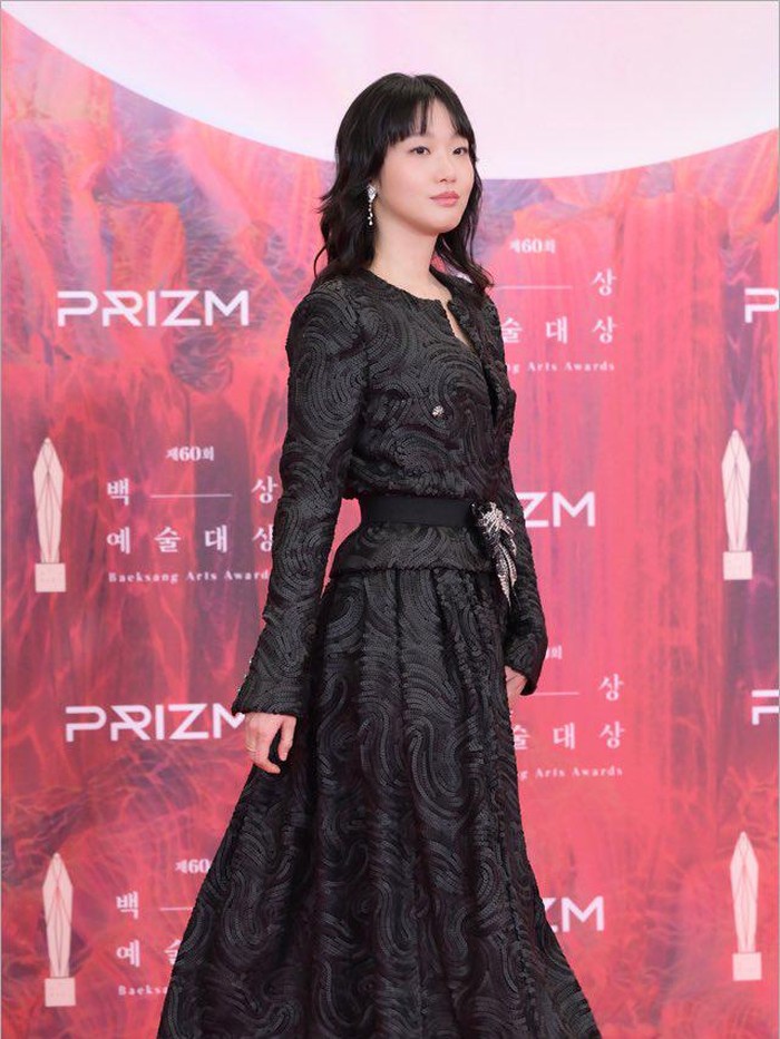 Sukses bikin pangling dengan gaya rambut baru, bintang Exhuma (2024) yakni Kim Go Eun tampak anggun dengan long sleeve dress berwarna hitam bermotif!/ Foto: mydaily