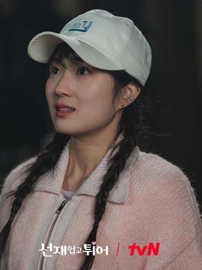 Kamu juga bisa memadupadankan topi dengan gaya rambut kepang ala Im Sol ini. Jangan lupa gunakan sporty jacket untuk melengkapinya!/ Foto: tvN