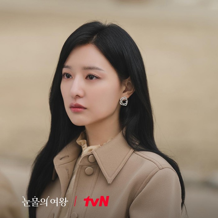 Kim Ji Won di Queen of Tears