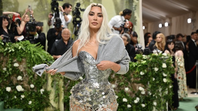 Dalam Met Gala 2024, Kim Kardashian kembali menampilkan korset super ketat yang membuat pinggangnya sangat kecil.