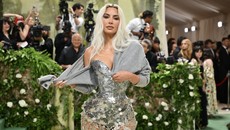 Kim Kardashian Kembali ke Met Gala dengan Pinggang Super Singset
