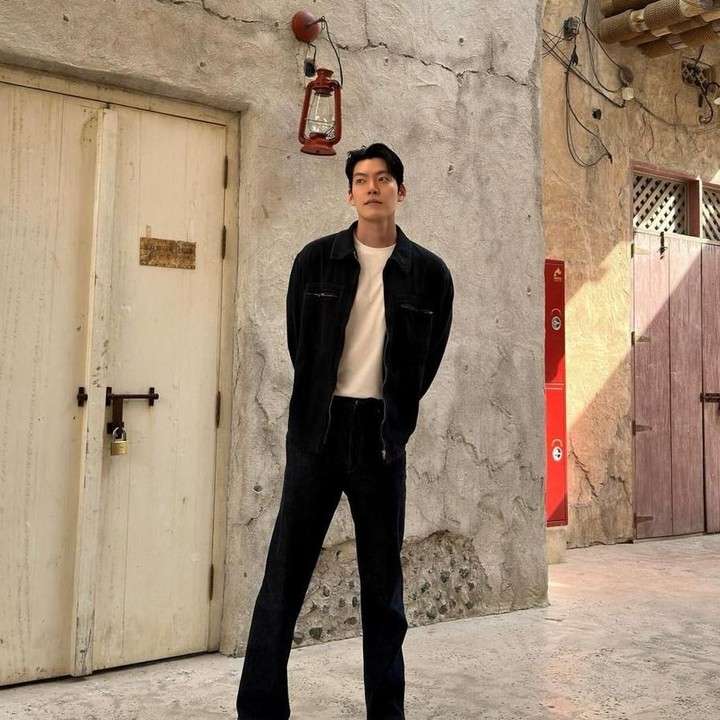<p>Kim Woo Bin adalah aktor sekaligus model yang memiliki tubuh tinggi dan atletis. Kekasih Shin Min Ah ini tinggi badannya mencapai 188 cm, Bunda. (Foto: Instagram @___kimwoobin)</p>