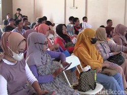 Tangis Neni dan Manajemen Bata Saat Kabar Pabrik Tutup Diumumkan