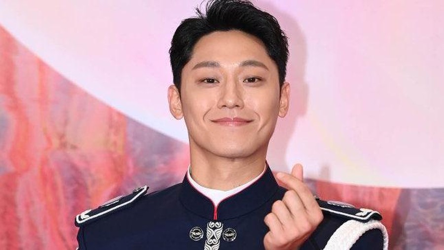 Lee Do Hyun menghadiri Baeksang Arts Awards 2024 dalam balutan seragam militer