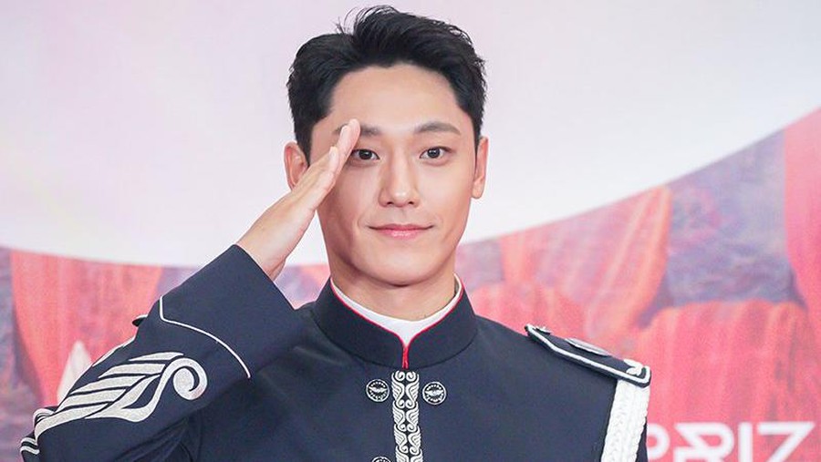 Lee Do Hyun menghadiri Baeksang Arts Awards 2024 dalam balutan seragam militer