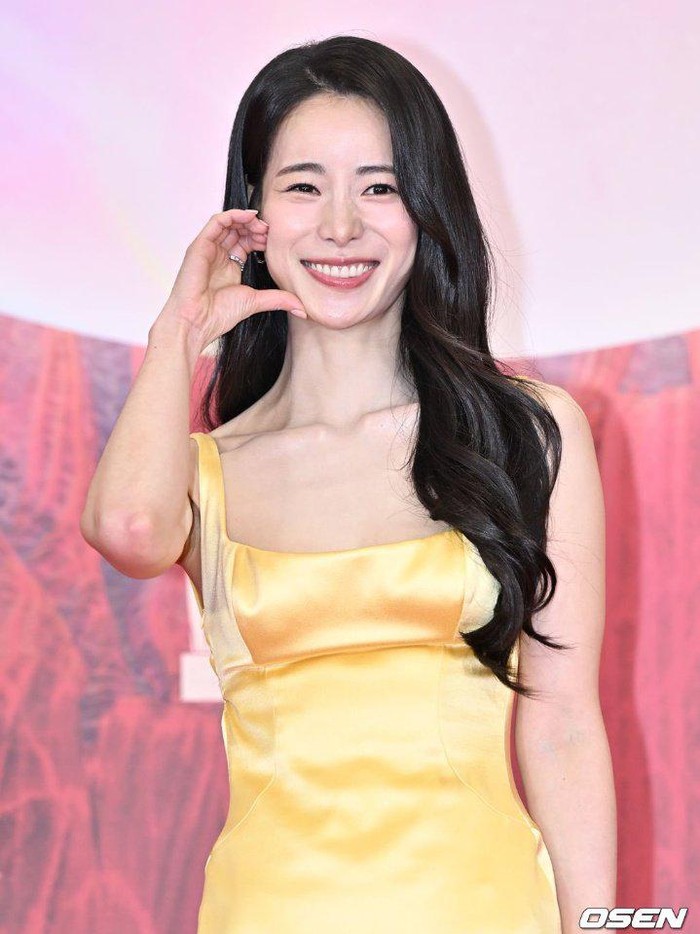 Dengan senyum cerah serta gaun kuning menyala, Lim Ji Yeon tampak seperti salah satu karakter Princess dari dunia dongeng ya, Beauties!/ Foto: OSEN