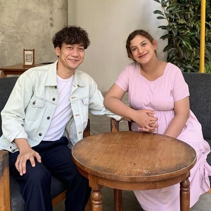 <p>Melalui akun Instagram pribadinya, ibu hamil yang akrab disapa dengan Ota ini mengaku merayakan ulang tahun pernikahan dengan pergi ke cafe tempat ia dulu menikah dan berkunjung ke dokter untuk memeriksa kandungannya. (Foto: Instagram @qurrrotuayun).</p>