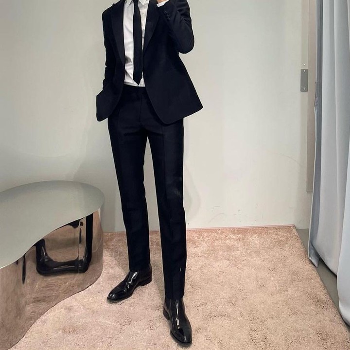 <p>Moon Sang Min merupakan pemeran drama <em>Under the Queen's Umbrella</em> dengan tinggi badan 190 cm. Terlihat dari <em>mirror selfie</em> yang ia ambil, Moon Sang Min memiliki kaki yang panjang, ya Bunda. (Foto: Instagram @_sangmxn_)</p>