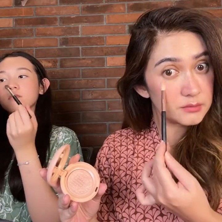 <p>Nafa mengatakan, Mikha yang saat ini baru berusia 13 tahun lebih menyukai <em>makeup</em> berwarna lembut. "Kita makeupnya mau yang <em>soft</em> saja karena aku menyesuaikan dengan apa yang ada di dalam <em>pouch</em> Mikha," kata Nafa. (Foto: TikTok @nafaurbach80)</p>