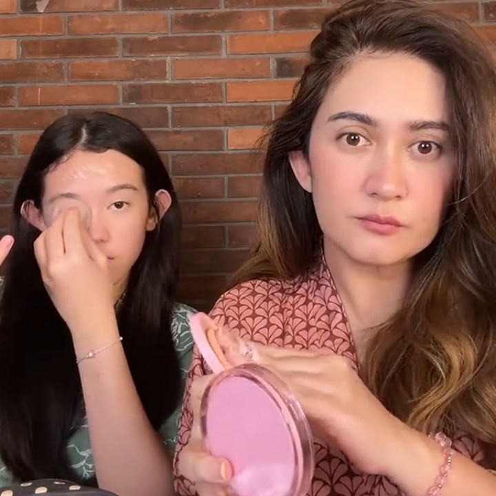 <p>Saat melakukan tantangan ini, Nafa dan Mikha harus memakai <em>makeup</em> dari <em>pouch</em> mereka yang sebelumnya sudah ditukar. Nafa dengan berhati-hati membuka <em>pouch</em> Mikha dan memilih peralatan <em>makeup</em> yang bisa ia gunakan. "Ayo kita lihat apa isinya. Ini adalah <em>cushion</em> Mikha yang sehari-hari dipakai. Kita lihat apa yang kita bisa kerjakan dengan memakai ini," kata Nafa. (Foto: TikTok @nafaurbach80)</p>