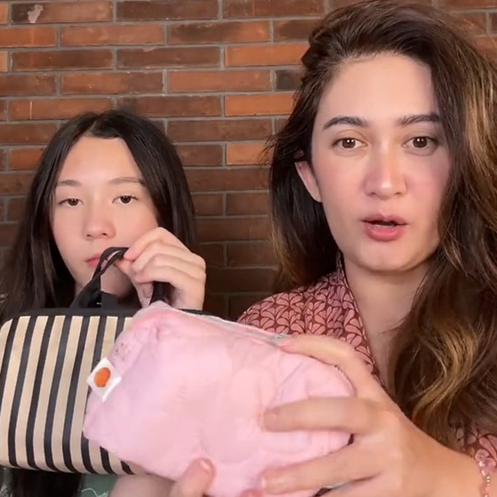 <p>Lewat video yang diunggah di TikTok, Nafa membagikan momen ketika mereka melakukan tantangan itu. "Kita hari ini bakal <em>Switch Pouch Mother and Daughter</em>. Jadi aku bakal <em>makeup</em> pakai <em>pouch</em> Mikha, lalu Mikha <em>makeup</em> pakai <em>pouch</em> aku," ucap Nafa dalam videonya. (Foto: TikTok @nafaurbach80)</p>