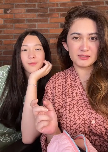 5 Potret Keseruan Nafa Urbach dan Anak Gadisnya, Makeup Bareng Bun - Foto 1