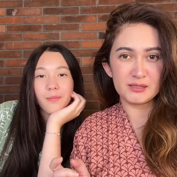 <p>Hubungan Nafa Urbach dan sang putri, Mikhaela Lee Juwono terlihat sangat dekat. Ia kerap menghabiskan <em>quality time</em> bersama putri semata wayangnya itu. Kali ini, Nafa mengajak Mikha melakukan <em>Mom and Daughter Switch Makeup Pouch Challenge.</em> (Foto: TikTok @nafaurbach80)</p>