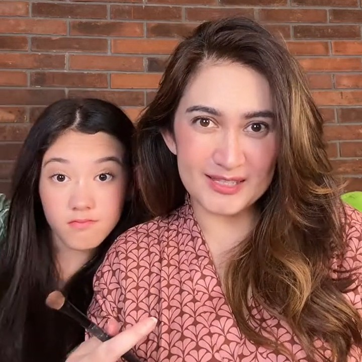 <p>Setelah menyelesaikan <em>makeup</em> masing-masing, Nafa dan Mikha memperlihatkan hasil akhir riasan mereka. "Jadi ini hasil akhirnya Mikha dan Mami. Ini aku enggak terusin karena aku enggak tahu pakai yang mana, Mikha enggak punya <em>makeup</em> yang selengkap Mami," ucap Nafa. "Mami tuh sebenarnya bisa banget pakai ini untuk mata," sahut Mika sambil menunjuk salah satu <em>eyeshadow palette</em> miliknya. (Foto: TikTok @nafaurbach80)</p>