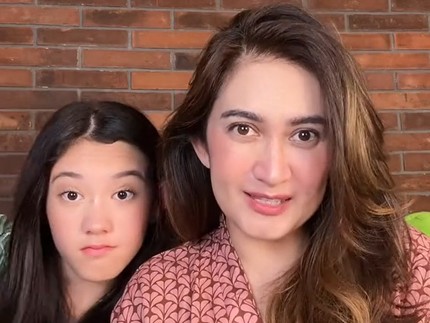 5 Potret Keseruan Nafa Urbach dan Anak Gadisnya, Makeup Bareng Bun