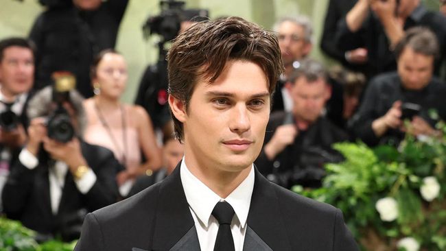Nicholas Galitzine mengaku dapat pesan dari Anne Hathaway sebelum hadiri Met Gala pertamanya pada Senin (6/4) waktu AS.