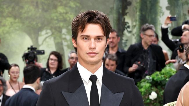Nicholas Galitzine akan bintangi film hasil adaptasi novel grafis 100 Nights of Hero karya Isabel Greenberg.