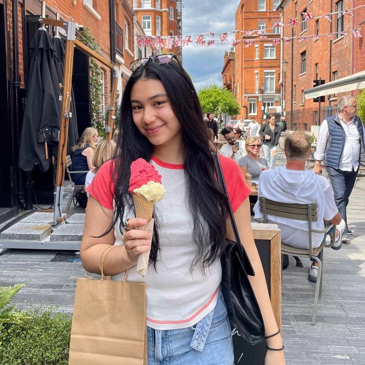 <p>Sosok Shalima pun kini mulai mencuri perhatian, Bunda. Parasnya yang cantik membuat banyak orang penasaran dengan dirinya. (Foto: Instagram @shalimahakim dan @wanda_hamidah)<br /><br /><br /></p>