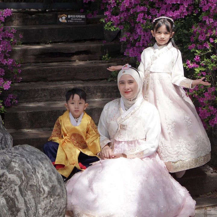 <p>Ketika berlibur ke Korea ini, sosok Qiandra sendiri sangat menarik perhatian netizen. Terlebih ketika dirinya mengenakan baju tradisional Korea, Hanbok. (Foto: Instagram: @ryana_dea)</p>