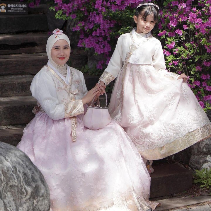 <p>Banyak netizen yang menyebut bahwa Qiandra sangat mirip dengan sang Bunda, lho. Tidak hanya itu, mereka juga mengatakan Qiandra tumbuh menjadi anak yang sangat cantik. (Foto: Instagram: @ryana_dea)</p>
