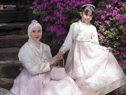 7 Potret Cantik Qiandra Putri Ryana Dea Pakai Hanbok Korea, Kembaran Sang Bunda