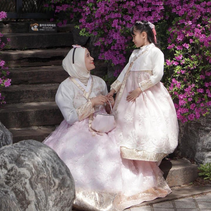 <p>"<em>MasyaAllah</em> cantiknyaaa," ujar seorang netizen dengan emotikon hati. "Qiandra benar-benar <em>Mommy</em> Ryana versi <em>sachet</em> ya, kembar," kata yang lainnya. (Foto: Instagram: @ryana_dea)</p>