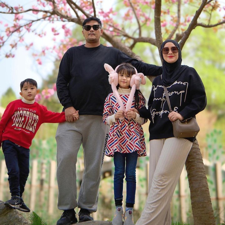 <p>Belum lama ini, artis cantik Ryana Dea tengah berlibur ke Korea, Bunda. Tidak sendirian, ia turut mengajak suami dan juga kedua anaknya. (Foto: Instagram: @ryana_dea)</p>