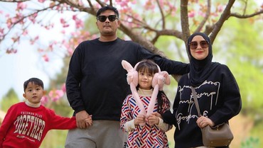 img-title Sebut Suami Cuek Seperti Tembok, Ryana Dea: Tak Bisa Romantis tapi Tetap Sayang