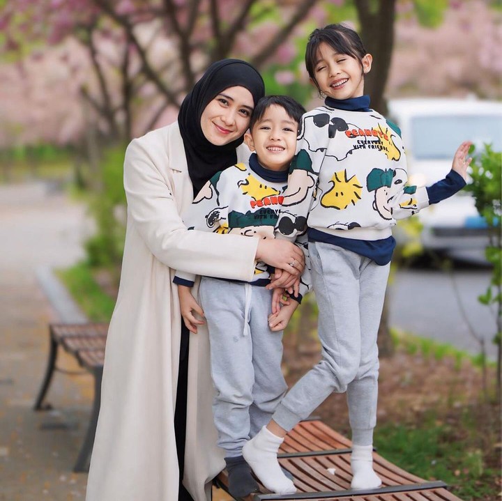 <p>Dalam liburan kali ini, Dea sengaja hanya membawa anak perempuannya, Qiandra Rynayra Redi, dan putra pertamanya, Davian Rafaeyza Redi. Hal ini lantaran Dea dan sang suami ingin fokus juga dengan anak pertama dan kedua mereka. (Foto: Instagram: @ryana_dea)</p>