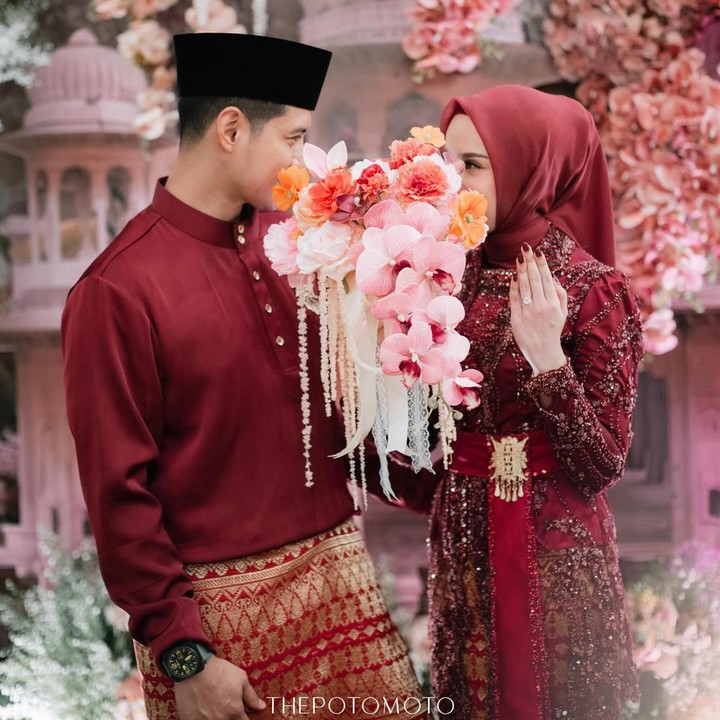 <p>Dalam unggahan terbaru di media sosialnya, Chand Kelvin memamerkan potret lamaran bersama sang pujaan hati. Dea Sahirah terlihat memperlihatkan cincin yang melingkar di jari manisnya. (Foto: Instagram @chand_kelvin @deasahirah)</p>