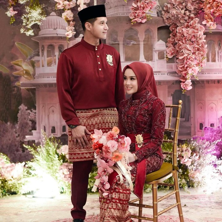 <p>Di kesempatan itu, Chand Kelvin dan Dea Sahirah tampil kompak mengenakan busana serba merah marun. Dea Sahirah terlihat cantik dengan pulasan makeup <em>soft.</em> Sementara itu, Chand Kelvin tampil gagah dalam balutan baju kurung. (Foto: Instagram @chand_kelvin @deasahirah)</p>