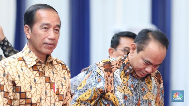 Senyum Jokowi Saat Ditanya Dorong Upaya Pertemuan Prabowo-Megawati