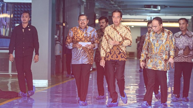 Jokowi merespons munculnya petisi yang mendesak agar Menkominfo Budi Arie Setiadi mundur usai Pusat Data Nasional Sementara (PDNS) bobol.