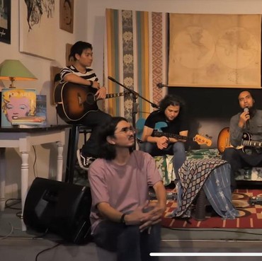 Hengkang demi Belajar Agama, 7 Potret Sakti Eks Gitaris Tampil di Ultah Sheila On 7