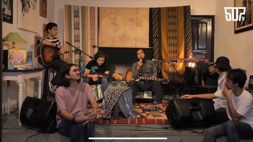 img-title Hengkang demi Belajar Agama, 7 Potret Sakti Eks Gitaris Tampil di Ultah Sheila On 7