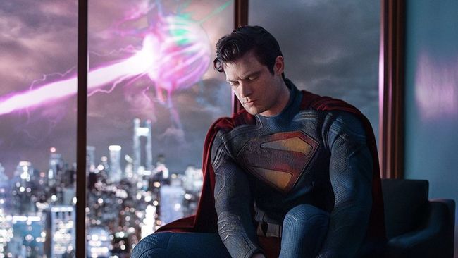 James Gunn membagikan tampilan perdana film Superman (2025) yang memperlihatkan potret David Corenswet sebagai Man of Steel.
