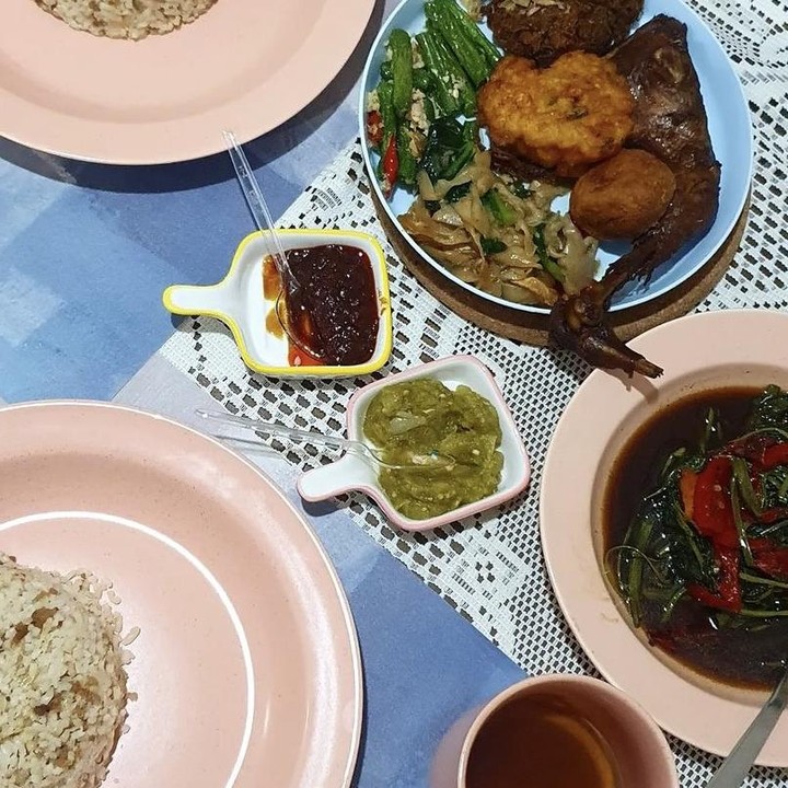 <p>Tak lupa, Ota juga membagikan makanan yang ia santap di hari ulang tahun pernikahannya. Ternyata, ia dan suaminya Qibil menyempatkan diri untuk makan nasi tutug oncom pada hari tersebut. Terlihat lezat sekali ya, Bunda. (Foto: Instagram @qurrrotuayun).</p>