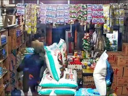 Aksi Komplotan Maling Gasak 1 Ton Beras di Karawang Terekam CCTV