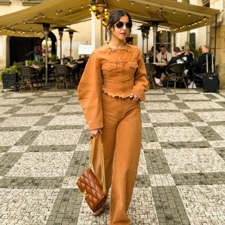 <p>Tasya Farasya tampil lebih <em>colorful</em> ketika ia berkunjung ke Ceko. Ia mengenakan setelan <em>outfit</em> berwarna oranye dengan aksen<em> unfinished cut.</em> Ia melengkapi penampilan dengan <em>quilted handbag</em> dari rumah mode terkemuka. (Foto: Instagram @tasyafarasya)</p>