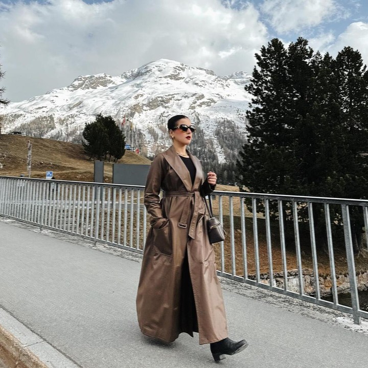 <p>Ketika menikmati pemandangan di Swis, Tasya Farasya berjalan-jalan mengenakan <em>trench coat</em> cokelat dari bahan kulit. Penampilan itu ia sempurnakan dengan kacamata hitam dan <em>handbag</em> modis. (Foto: Instagram @tasyafarasya)</p>
