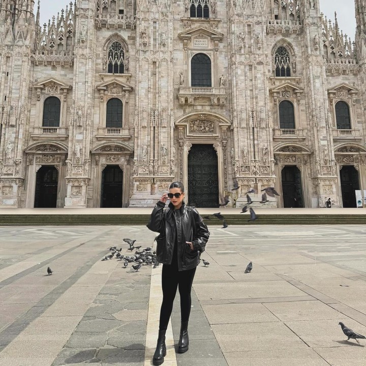 <p>Tampilan <em>black on black</em> diperlihatkan oleh Tasya Farasya saat berpose di depan Katedral Milan. Ia memadukan<em> leather jacket</em> dengan celana <em>legging</em> hitam. Tak lupa, penampilannya dilengkapi dengan <em>platform boots</em> dari bahan kulit. (Foto: Instagram @tasyafarasya)</p>