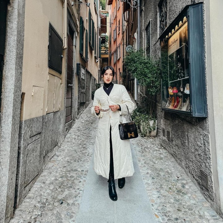 <p>Ketika plesir ke luar negeri, belum afdol rasanya kalau tidak mengabadikan potret OOTD, ya? Selebgram Tasya Farasya juga tak mau melewatkan kesempatan ini, Bunda. Ia tampil modis di setiap kesempatan saat <em>traveling. Outfit</em> yang ia gunakan juga tidak sembarangan, Bunda. Ketika berkunjung ke Italia, ia memakai <em>coat</em> putih dan <em>leather boots</em> yang trendi. Bagian dalam busananya ia lengkapi dengan<em> turtleneck shirt</em> hitam. (Foto: Instagram @tasyafarasya)</p>