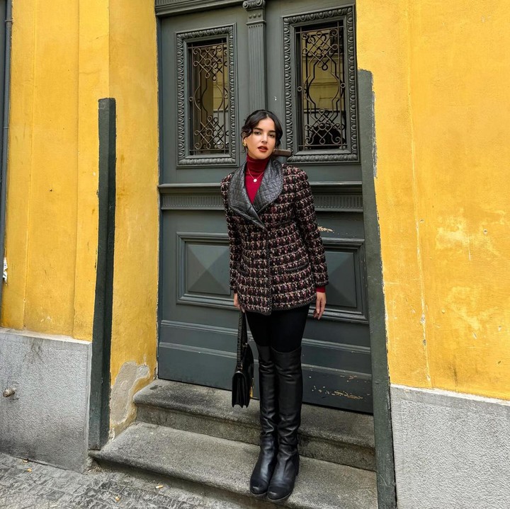 <p>Masih di Ceko, kali ini Tasya Farasya tampil <em>chic</em> dengan memakai<em> quilted blazer</em> bermotif yang dipadukan dengan<em> leather pants</em> dan <em>boots.</em> Untuk sentuhan warna, ia memakai <em>turtleneck shirt</em> merah marun. (Foto: Instagram @tasyafarasya)</p>